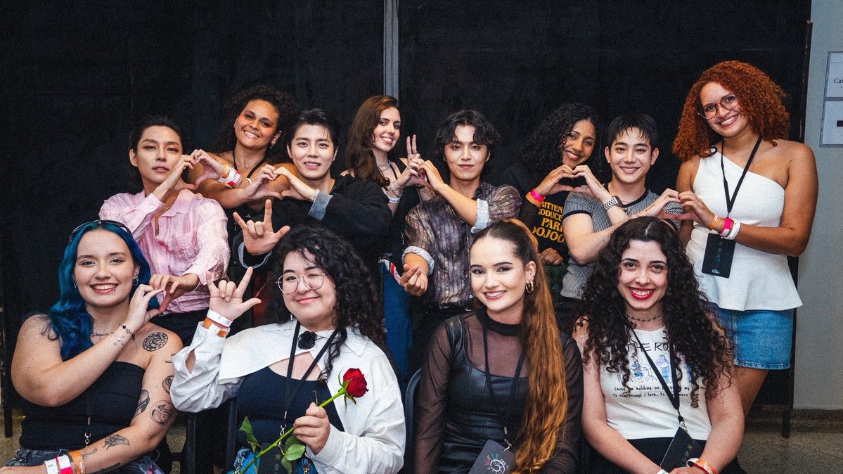 𝐥𝐚𝐫𝐢𝐬⁷ vai ver o bts tweet media