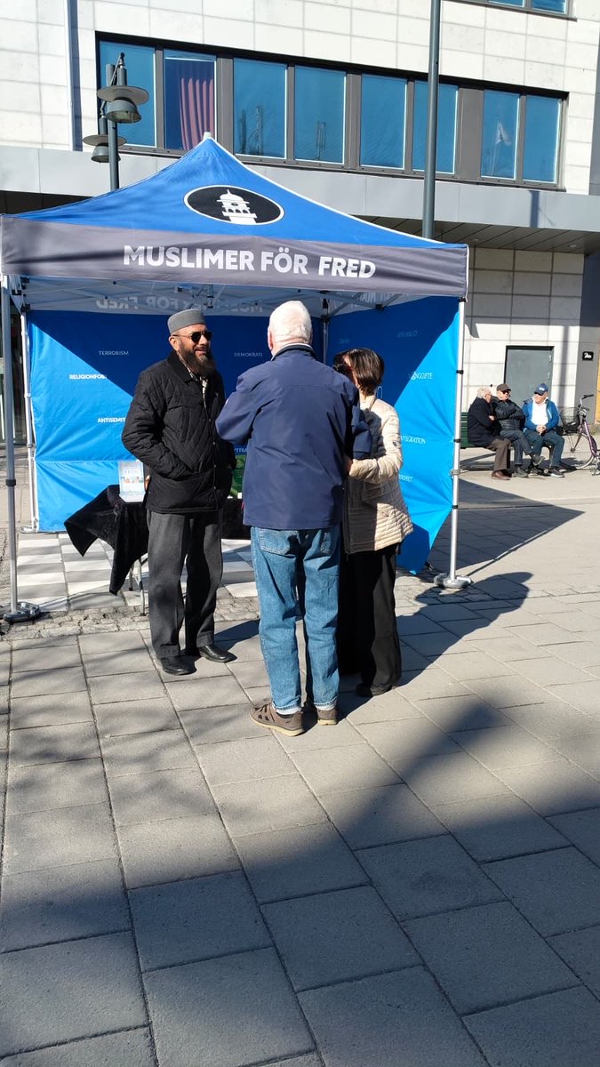 Ahmadiyya_Lulea's tweet photo. Idag var vi i Luleå centrum där vi hade en mycket fin dag med härligt väder ☀️
Vi fick möjlighet att prata med många människor, och responsen var väldigt positiv. Många uppskattade våra insatser och samtalen vi hade.

#FrågaEnMuslim #MuslimerFörFred #Islam #Ahmadiyya #Luleå https://t.co/6k5KCKk5Y3