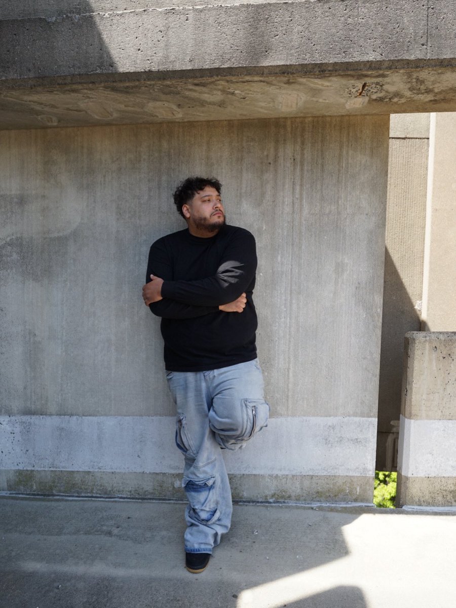 rayleonofficial's tweet photo. Phot left is today photo on right is a year ago the biggest I've ever been at 360 pounds I'm now under 300 pounds  one year later.  My diet consists of basically @wingstop lemon pepper ten pieces every week with some other stuff but yeah the gym didn't do this my diet did https://t.co/gIrPb2klyx