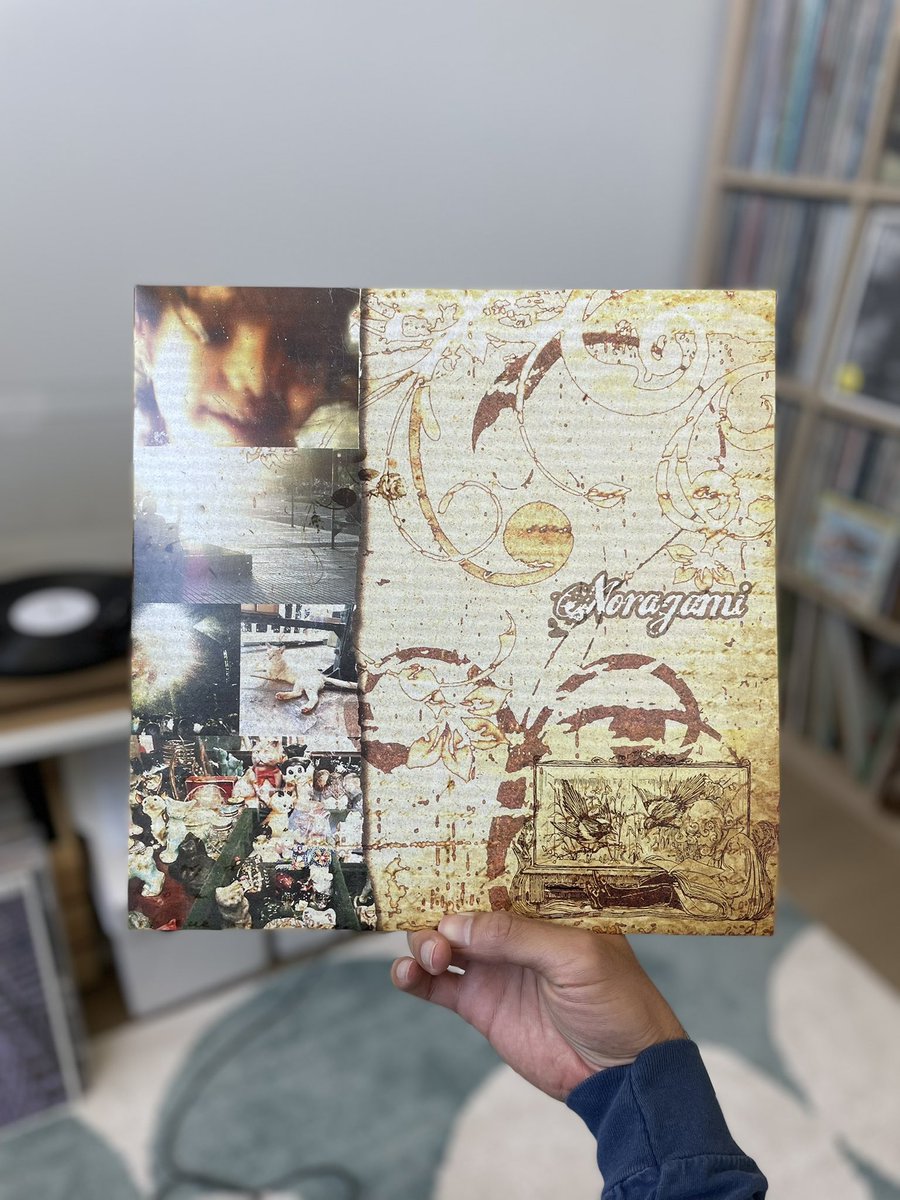 kosfacekillah's tweet photo. Noragami - 12”

昨夜のイベントでも特別オーラを放っていたLAのバンドのEP。クリーントーンのギターと畳み掛ける女性voの叫び、静謐なアルペジオを多様しながらメタリックなリフを随所に散りばめたニューブラッド。Lazarus Plotの転生でしょうか、Saetiaのあの感じが出てます。すごくイイです。 https://t.co/bihMZ1mzrb