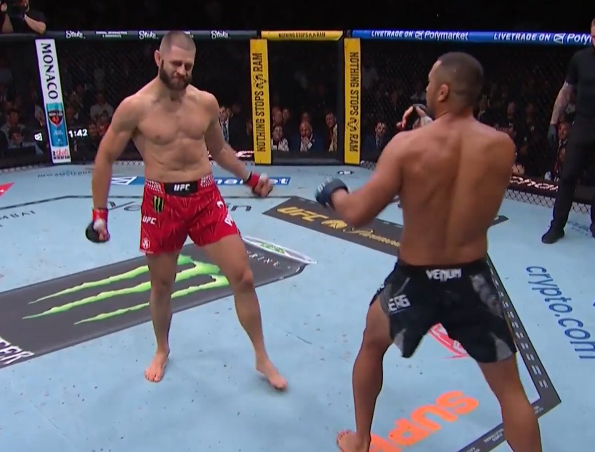 emsha__'s tweet photo. @MeterPeterUFC_ @jiri_bjp @ppdrama400 Watch the fight again without cutting. Hater. Bro looked sad and dejected. https://t.co/paxLI6s0kj