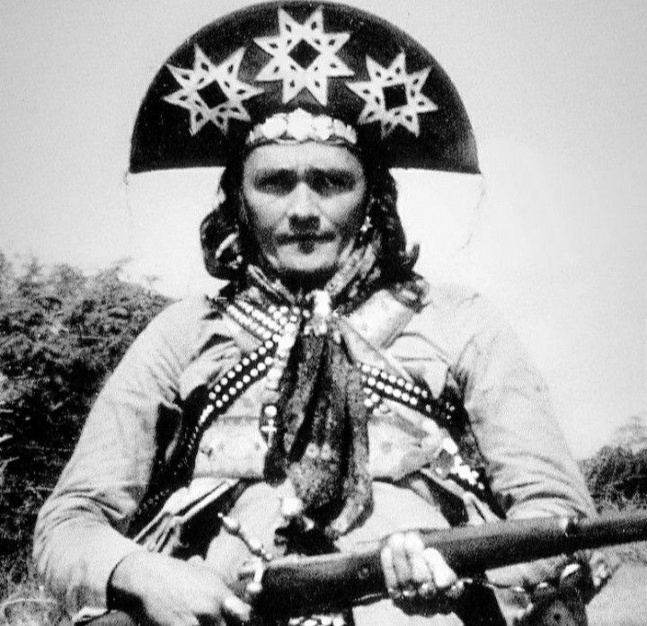 A flor quadripétala: representa a união entre o céu e a terra, símbolo muçulmano encontrado na arte da antiga terra de Al-Andalus, também usada em palácios como Khirbat al-Mafjar (Jordânia).

A estrela de oito pontas: simboliza equilíbrio e harmonia cósmica, com raízes