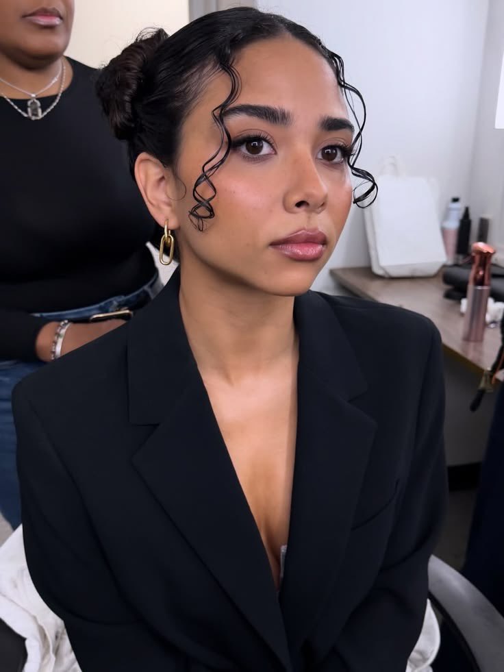 bluntosluvr's tweet image. emma nolan — 20
⁃julliard graduate
⁃got her first acting gig alongside samira and baran 
⁃recently broke up with her bf &amp;amp; moved in with victoria

joy kwon — 23
⁃lesbian music artist shes such a loser wow
⁃trinity’s gay evil twin
⁃#needs emma so bad