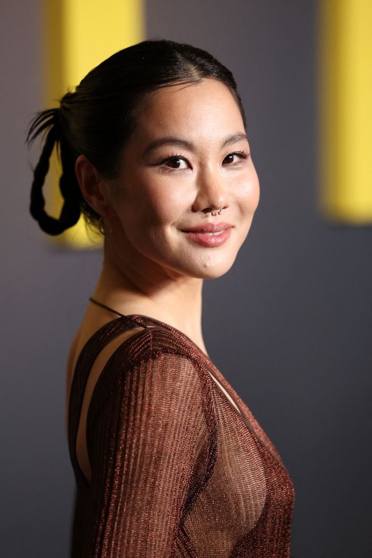 bluntosluvr's tweet image. emma nolan — 20
⁃julliard graduate
⁃got her first acting gig alongside samira and baran 
⁃recently broke up with her bf &amp;amp; moved in with victoria

joy kwon — 23
⁃lesbian music artist shes such a loser wow
⁃trinity’s gay evil twin
⁃#needs emma so bad