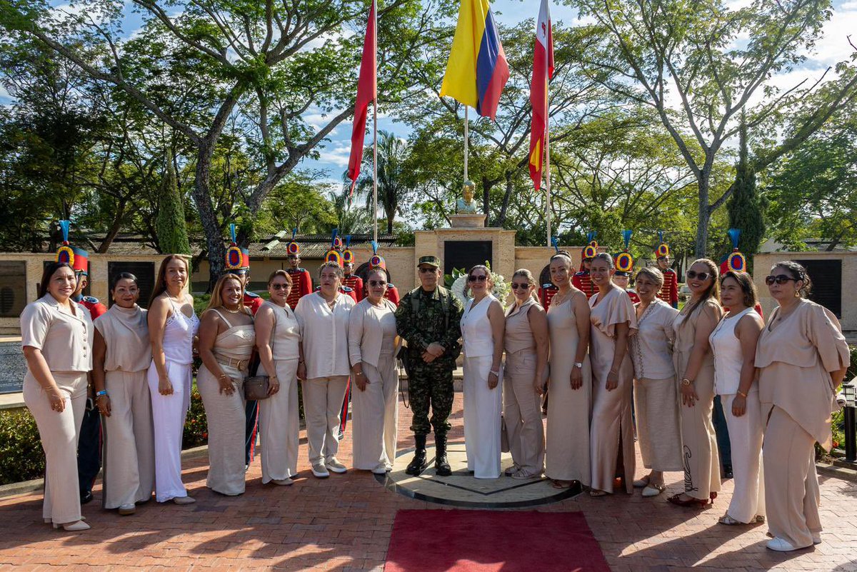 ejercito_cedoc's tweet photo. #Entérate | Tras casi 30 años de haber alcanzado el grado de cabo segundo, los integrantes del Curso de Suboficiales N.º 57 y del 4.º curso femenino regresan a la Escuela Militar de Suboficiales “
«Sargento Inocencio Chincá», reencuentro con su historia, su formación y un legado que hoy sigue vivo en las nuevas generaciones que se preparan para servir a Colombia.

#SiempreFirmes