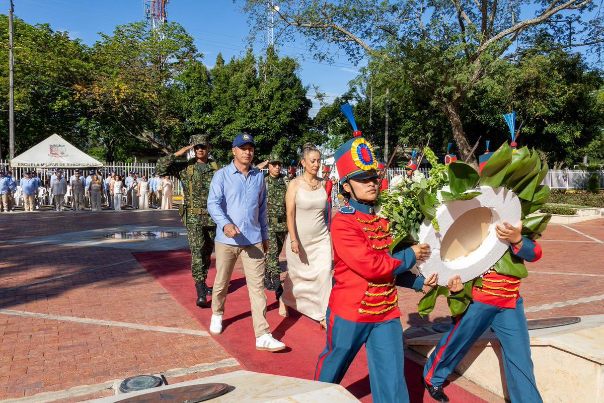 ejercito_cedoc's tweet photo. #Entérate | Tras casi 30 años de haber alcanzado el grado de cabo segundo, los integrantes del Curso de Suboficiales N.º 57 y del 4.º curso femenino regresan a la Escuela Militar de Suboficiales “
«Sargento Inocencio Chincá», reencuentro con su historia, su formación y un legado que hoy sigue vivo en las nuevas generaciones que se preparan para servir a Colombia.

#SiempreFirmes