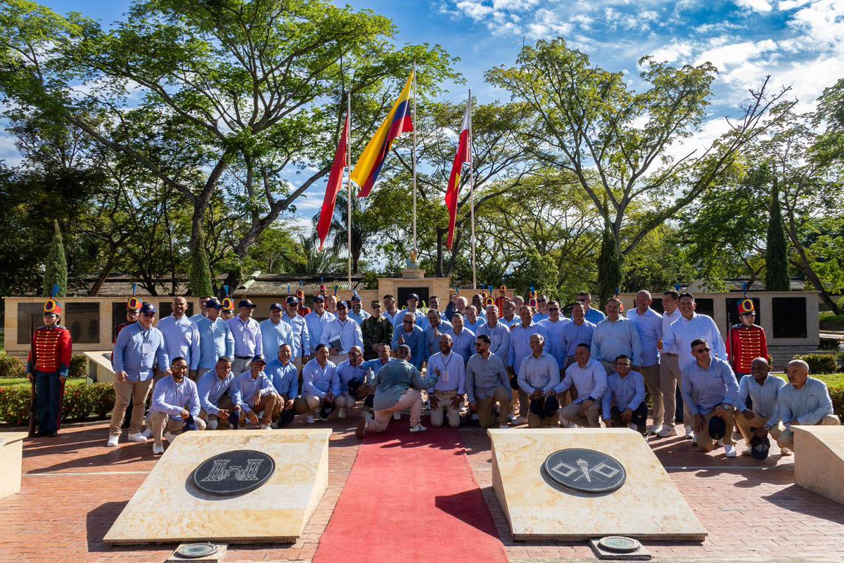 ejercito_cedoc's tweet photo. #Entérate | Tras casi 30 años de haber alcanzado el grado de cabo segundo, los integrantes del Curso de Suboficiales N.º 57 y del 4.º curso femenino regresan a la Escuela Militar de Suboficiales “
«Sargento Inocencio Chincá», reencuentro con su historia, su formación y un legado que hoy sigue vivo en las nuevas generaciones que se preparan para servir a Colombia.

#SiempreFirmes