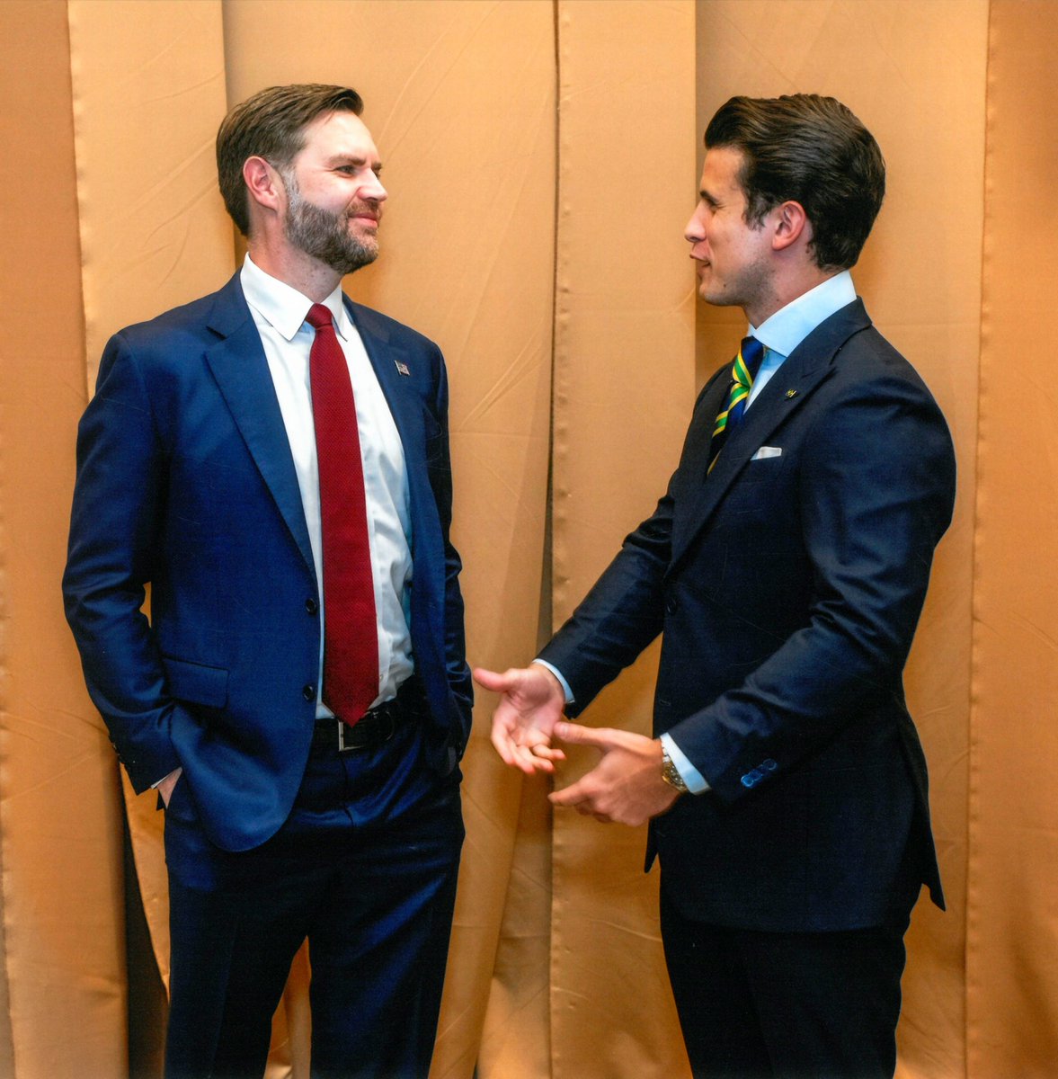 🇧🇷🤝🇺🇸 Reunião muito produtiva com o vice-presidente dos EUA JD Vance. Brasil e Estados Unidos contra os bandidos narcoterroristas, em prol do RIO DE JANEIRO! 

– Como governador do RJ, vou liderar com a mais feroz e implacável aliança de cooperação em segurança da história da