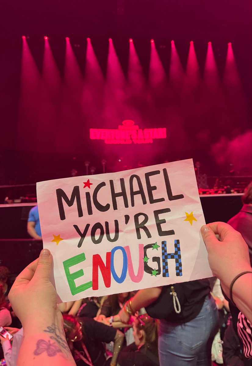 diimplegan's tweet image. The sign vs the reaction ❤️

@Michael5SOS 
#eascologne #cologneisastar