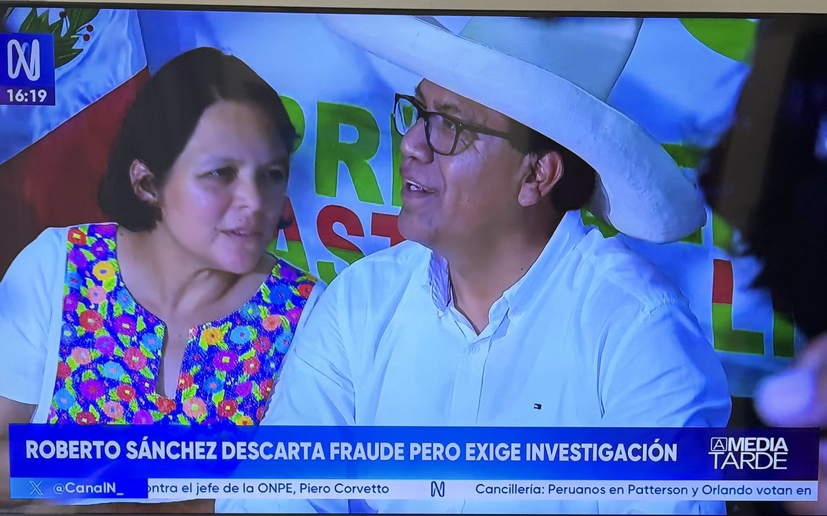PARA LOS PULPINES COJUDOS:
Roberto Sánchez quien se llama candidato del Pueblo usa camisa TOMMY HILFIGER cuyo costo un POBRE no podría darse el LUJO de COMPRARSE una, solo la clase MEDIA o ALTA poder acceder a TREMENDO LUJO

Precio: 399.00