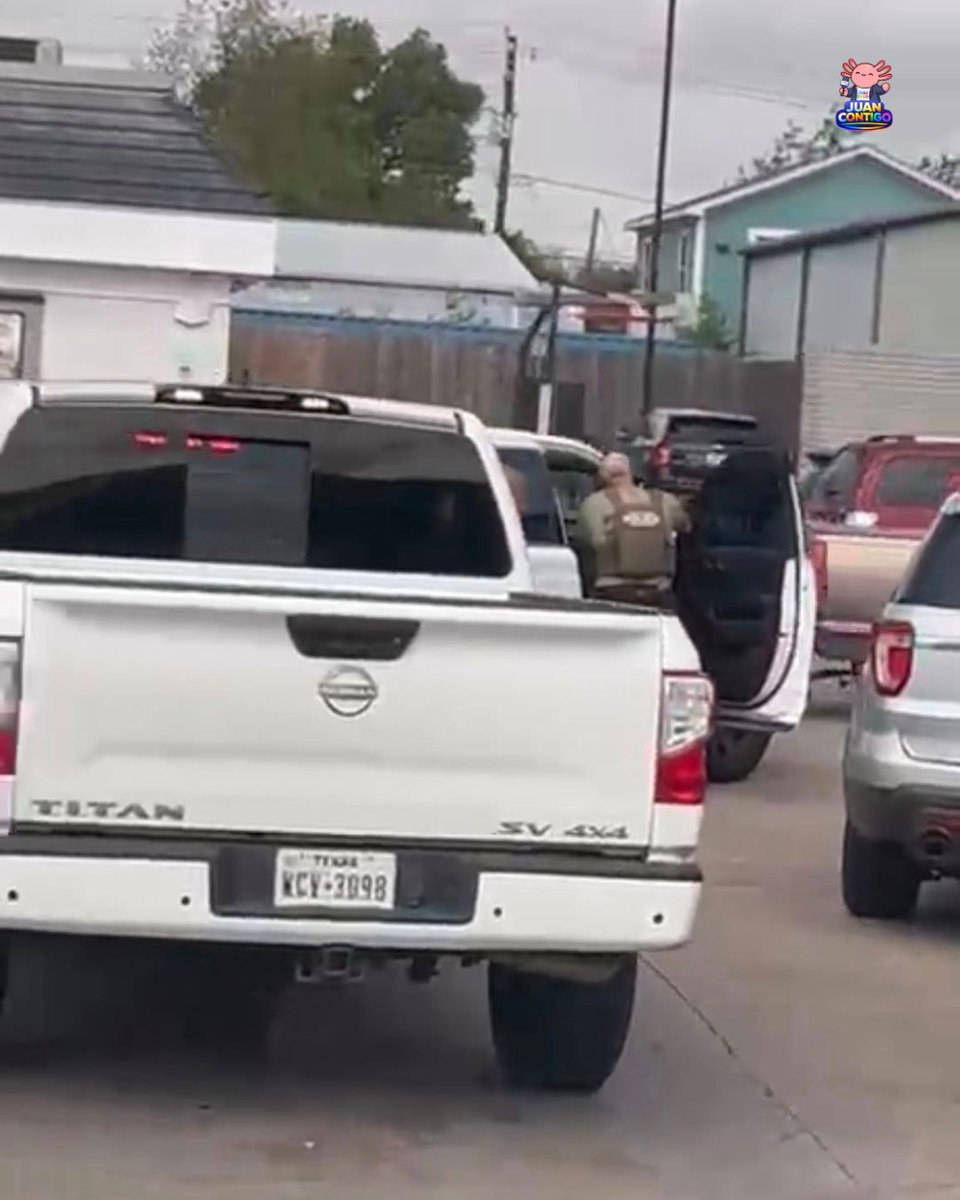 hacklatino2025's tweet image. 🚨 Patrulleros locales reportaron la presencia de caza-recompensas en la autopista I-10 y Wayside, de Houston, Texas. Mantente alerta, evita la zona si es posible y comparte esta información con la comunidad. #AlertaHouston #Detenciones 📢 #JuanContigo 🌎 #Houston 🚨 #Seguridad