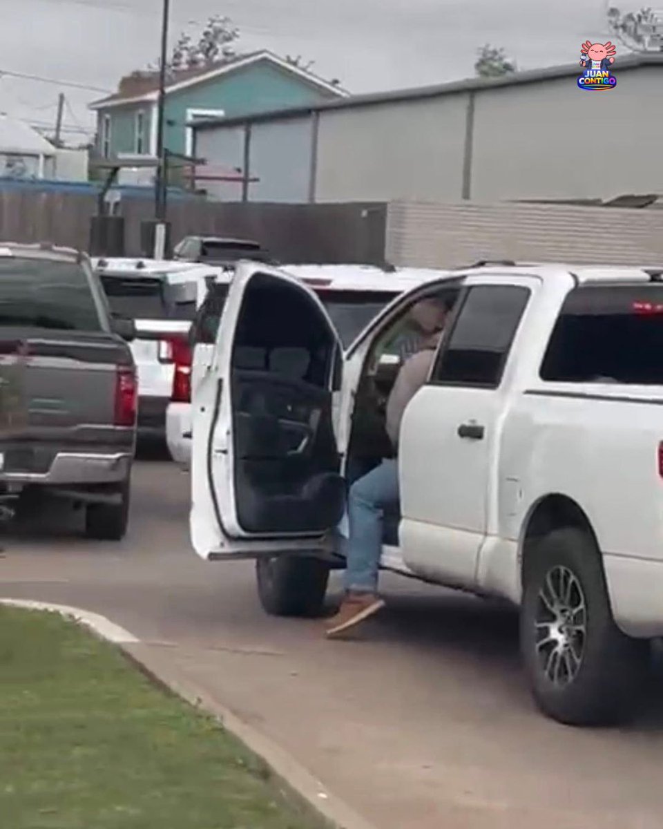 hacklatino2025's tweet image. 🚨 Patrulleros locales reportaron la presencia de caza-recompensas en la autopista I-10 y Wayside, de Houston, Texas. Mantente alerta, evita la zona si es posible y comparte esta información con la comunidad. #AlertaHouston #Detenciones 📢 #JuanContigo 🌎 #Houston 🚨 #Seguridad