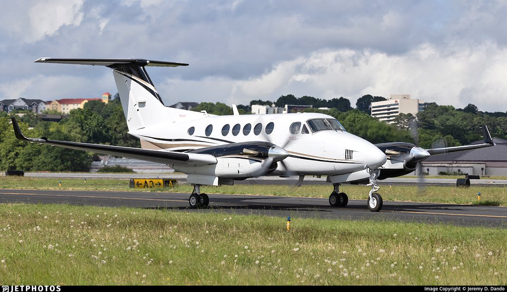 ivancp25's tweet photo. #ColisiónAérea de #Cessna172S Skyhawk SP (N529ND) de #PhoenixEastAviation y de #Beechcraft #Be200 #KingAir (N699BW) de #BeechTransport en aproximación al Aeropuerto Marathon Florida Keys (MTH/KMTH) #EEUU 🇺🇲. El C-172S golpeó el ala izquierda del King Air. Sin heridos. 11-04-26 https://t.co/IumAi71SYg