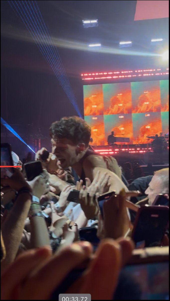 Mimiiii28's tweet photo. look how much he’s enjoying his barricade walk I TOOK THE PICTURES #hdwghwtMadrid https://t.co/dBDi0s86Rs