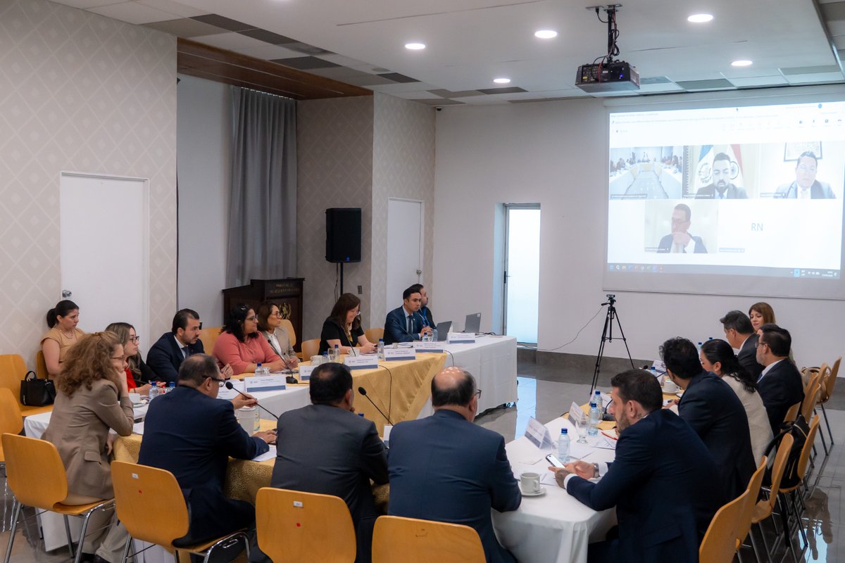 MinexGt's tweet photo. #DiplomaciaComercialGT | El #ViceCancillerGT Julio Orozco presidió una reunión junto con el embajador de la India en Guatemala, Raj Kumar Singh, y el embajador de Guatemala en la India, Omar Castañeda, con el propósito de planificar y coordinar una misión público-privada de alto nivel en materia de comercio e inversión hacia ese país, organizada conjuntamente con IndiaCam.

En el encuentro participaron representantes del Ministerio de Economía, del Ministerio de Energía y Minas y de distintos gremios del sector privado, entre ellos AGEXPORT, CACIF, Cámara de Comercio de Guatemala (CCG), Cámara de Industria de Guatemala (CIG), CAMAGRO y VESTEX.

Durante la reunión se abordó la definición de sectores estratégicos y el interés en facilitar el acceso de productos guatemaltecos al mercado indio, atraer inversión extranjera y fortalecer el posicionamiento de Guatemala como un socio confiable en la región. 

Estas acciones forman parte de los esfuerzos del Ministerio de Relaciones Exteriores (MINEX) para impulsar la diplomacia comercial, diversificar mercados y generar nuevas oportunidades de comercio e inversión que contribuyan al crecimiento económico del país.

🔗 https://t.co/3tA7tNn2Sk
