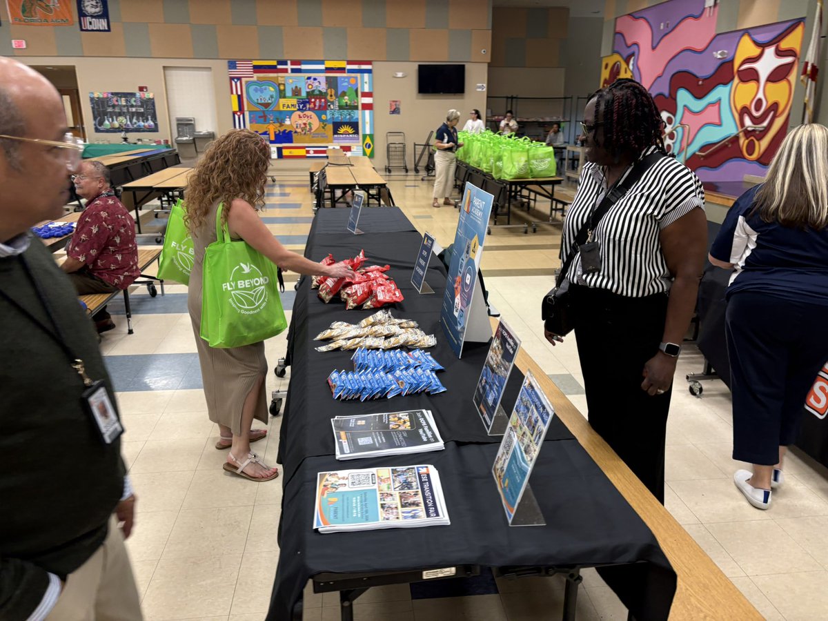 BalounKelly's tweet photo. Great evening at @RCMS_OCPS STEM Family Night!
Connecting families with resources, strengthening community, and supporting student success—together. @CSO_OCPS 🧡💙 #STEM #FamilyEngagement @EllisMcKayOCPS @ParentAcademyOC https://t.co/Pihx0xQ6H0