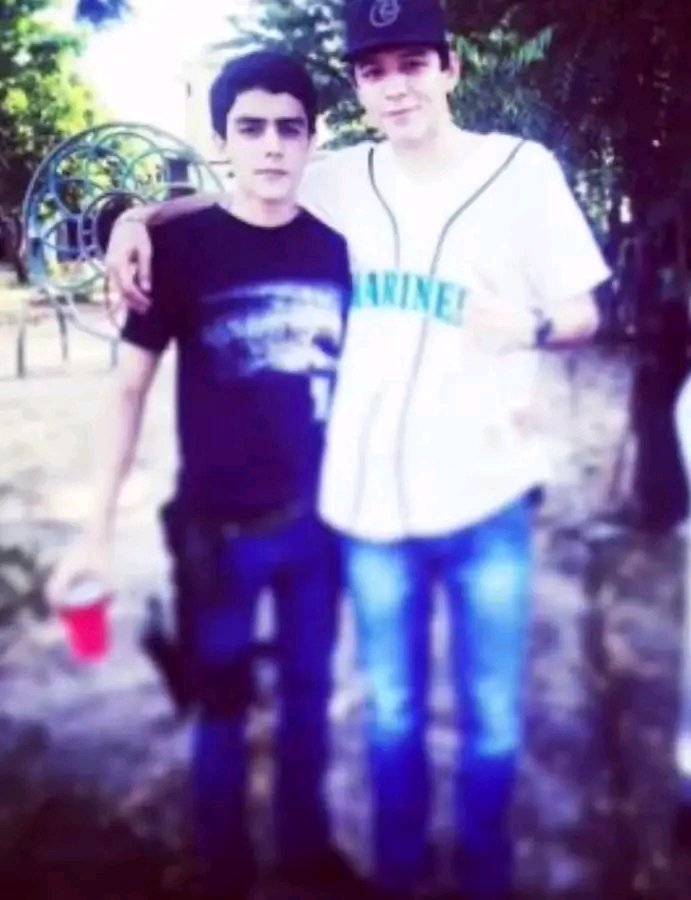 ContactoRevist's tweet image. #viral ||⚠️Hace muchos ayeres!!🚨 quién es el Plebe que sale con MT? Vean bien la foto porque, luego dice que no anda mal y no sabe porque le pasa lo que le pasa. 

Ya andaba mal desde entonces y allí se ve de dónde surgió la lana y los negocios 
#parati
#tendencia