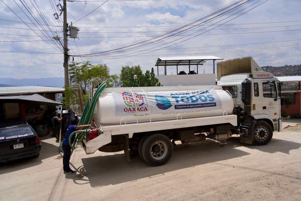SOAPA_Oax's tweet photo. Para hacer frente a la temporada de estiaje, el @GobOax, a través de @CEABIENESTAR y #SOAPA, refuerza el suministro de agua potable en zonas prioritarias.
A través del programa #AguaParaTodos, llevamos el vital líquido mediante camiones cisterna a habitantes de la colonia Solidaridad del municipio de Oaxaca de Juárez.