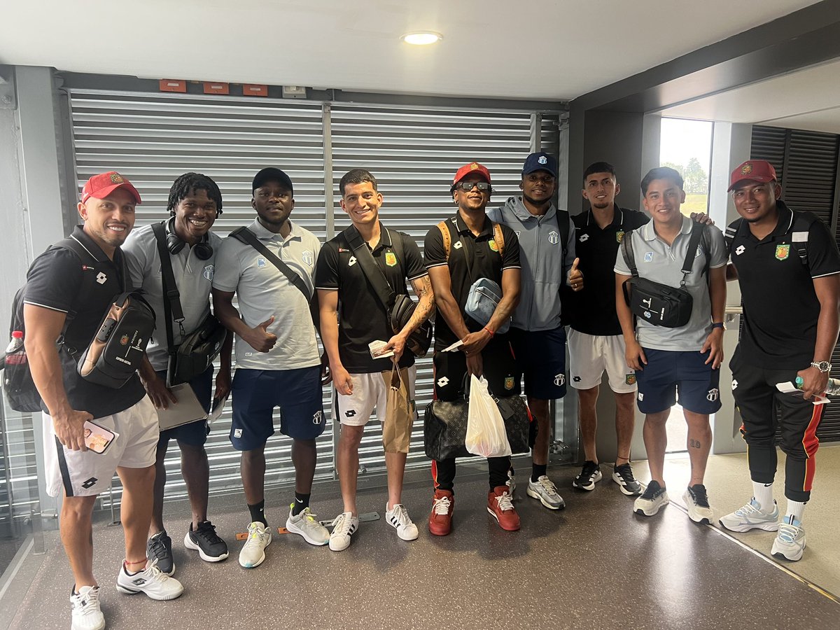 ¡Juntos por el mismo sueño! 📘✅️✈️

Última llamada para los pasajeros rumbo a la Gran Conquista y destino final Buenos Aires, Argentina.😁🇦🇷 

El fútbol nos une 💪🏻🏟⚽️

#DeRegresoALaGranConquista
#VamosCuenca 🔴⚫️
#CONMEBOLSudamericana