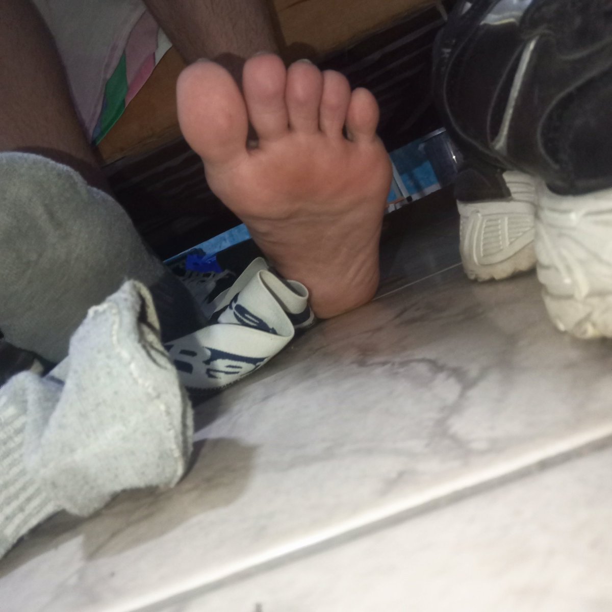 LianMRys's tweet photo. Después del cole me gusta oler mis zapatos 🔥 #feetfetısh #feet https://t.co/n2HLvchkuw