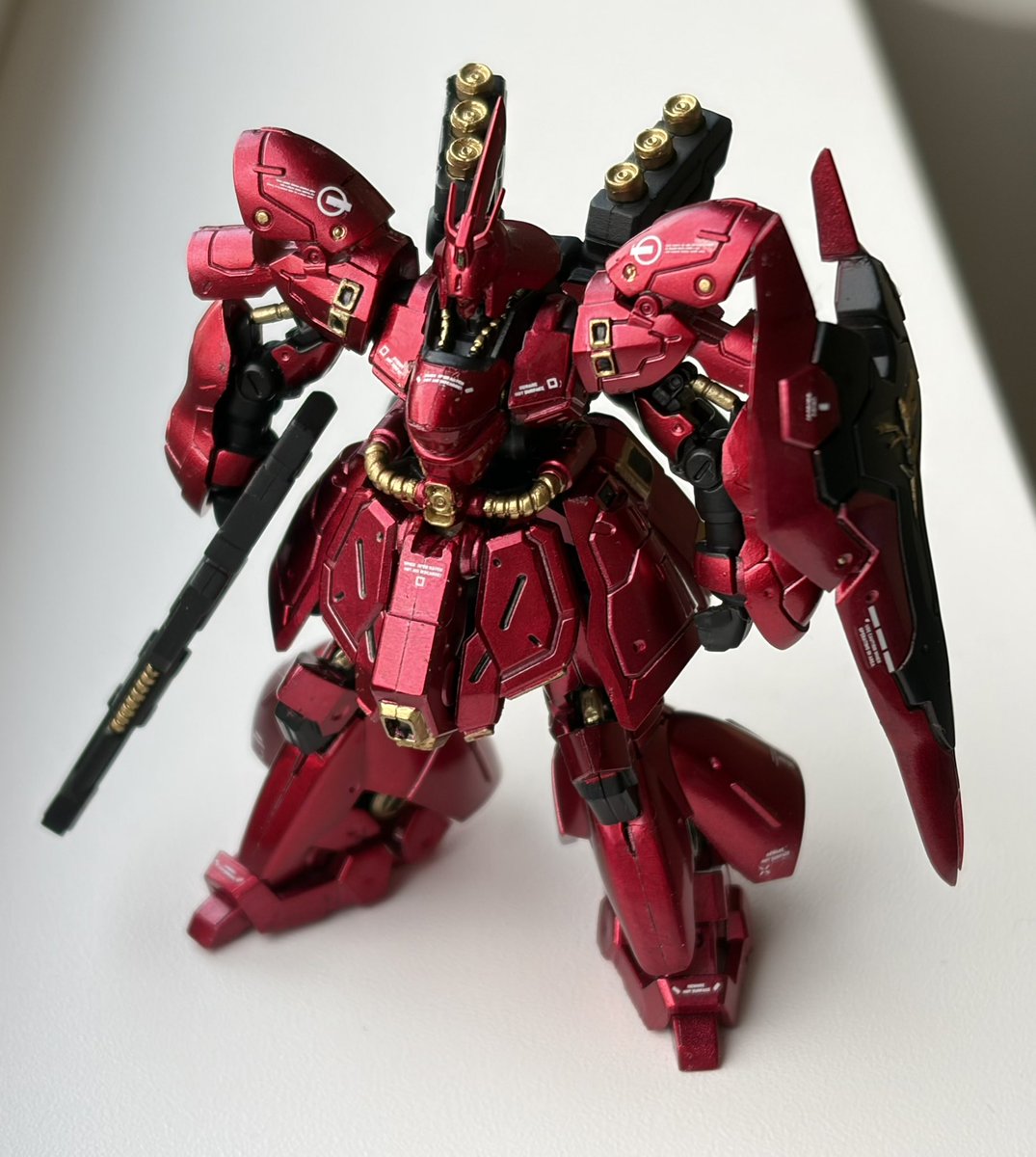 LoversBoot1's tweet photo. アーティファクト第6弾サザビー2体目完成しました✨✨
今回はガイアカラーのクリアレッドを使用、発色が早くて作業効率アップしました👍
バーニア内部も黒に塗り分け🎨
楽しくなってきた☺️✨

#ガンダム　#ガンプラ　#gumdam https://t.co/iRllRBvNHD