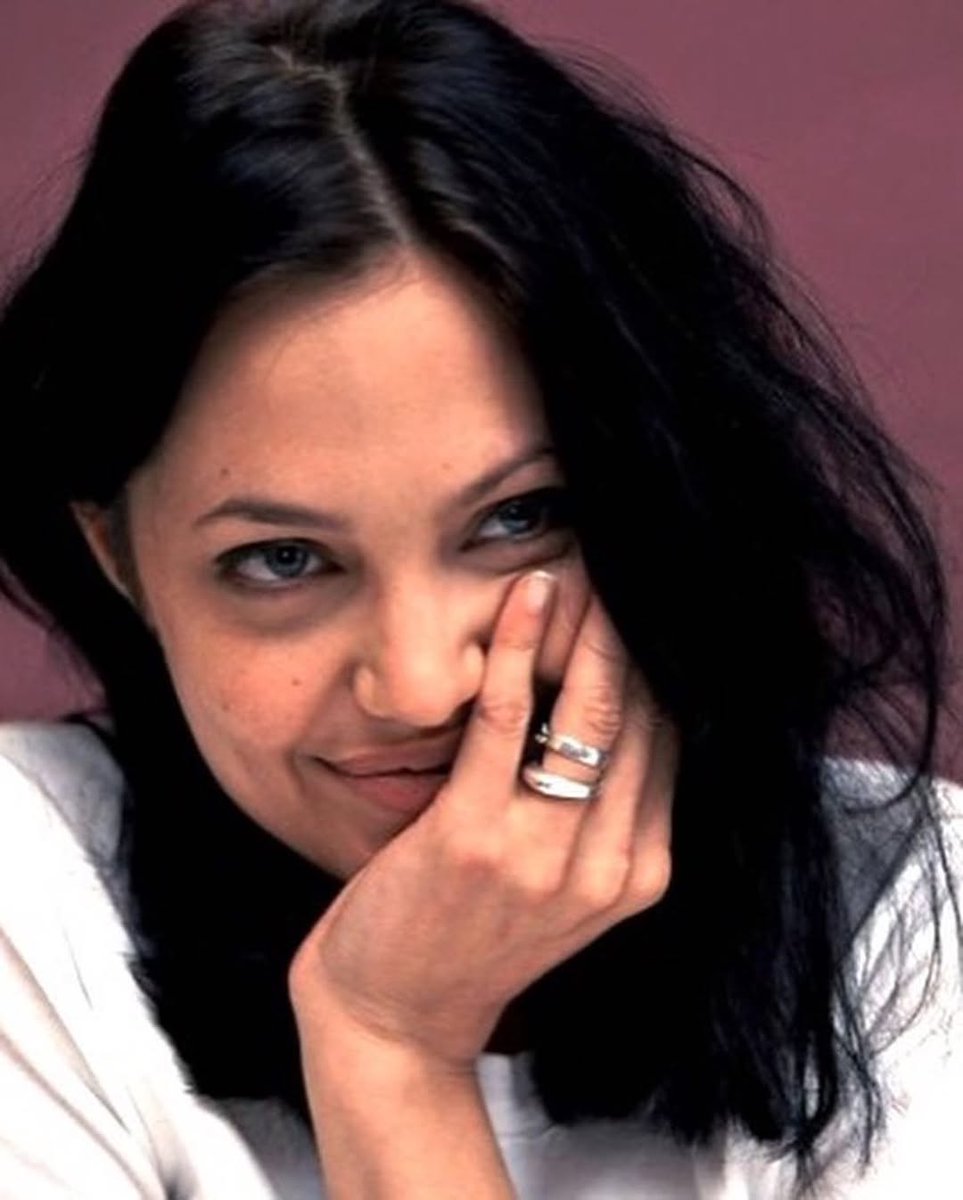 addictionfemme's tweet photo. angelina jolie at 25 years old https://t.co/MOVefmFjzZ
