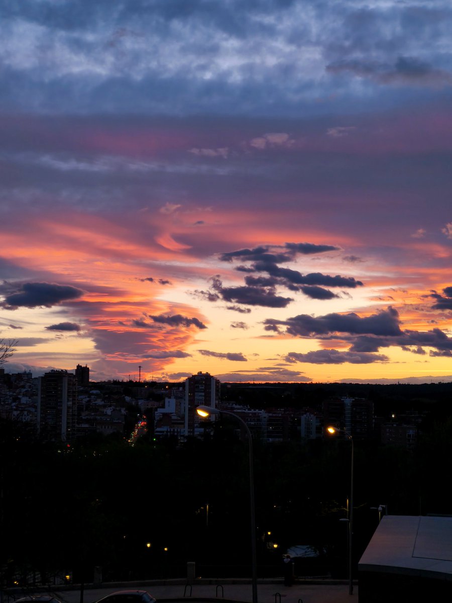 Erick_DondeSea's tweet image. Por más atardeceres así! 
#sunset #views #Madrid