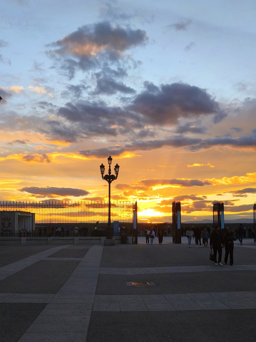Erick_DondeSea's tweet image. Por más atardeceres así! 
#sunset #views #Madrid