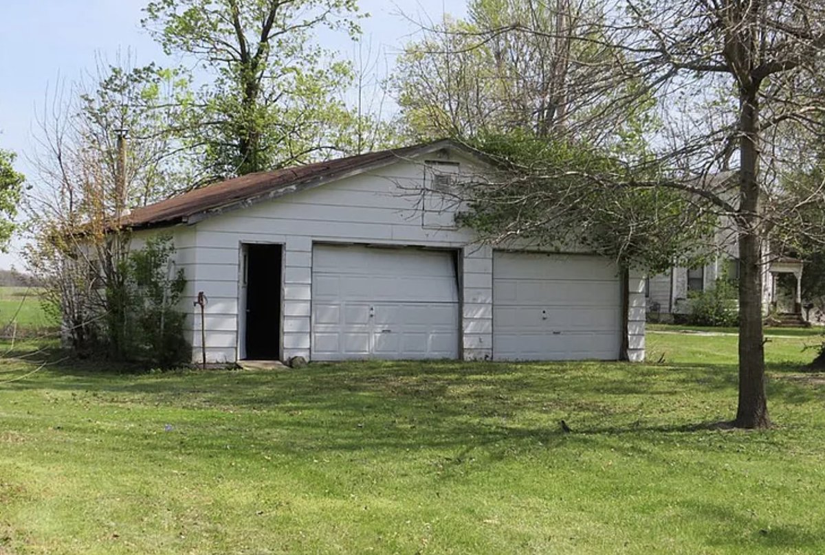 CountryLife717's tweet image. $64,900. c.1920 #Missouri #FixerUpper #Craftsman #Bungalow on 1.28 #Acres. oldhousesunder50k.com/c-1920-missour…