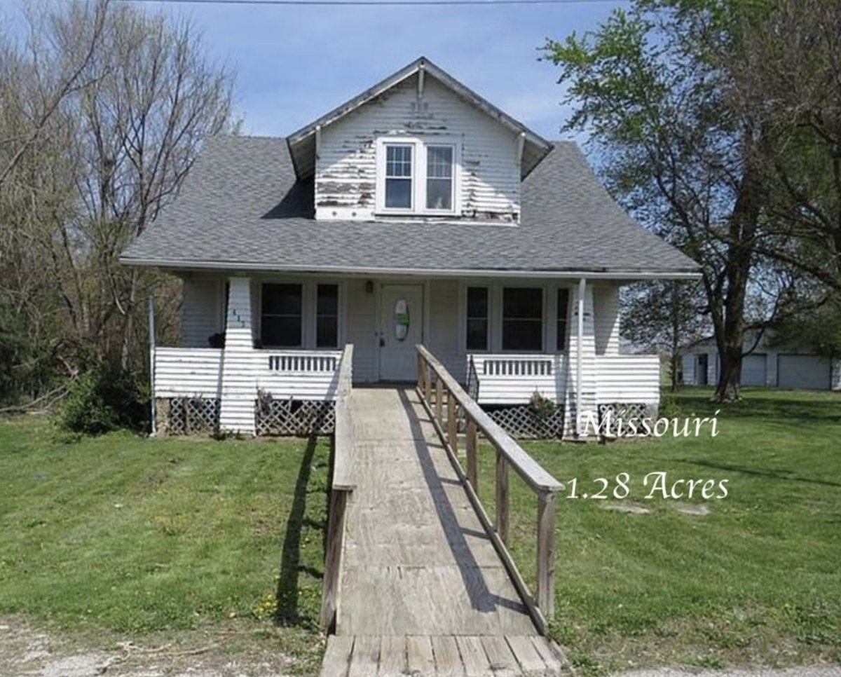 CountryLife717's tweet image. $64,900. c.1920 #Missouri #FixerUpper #Craftsman #Bungalow on 1.28 #Acres. oldhousesunder50k.com/c-1920-missour…