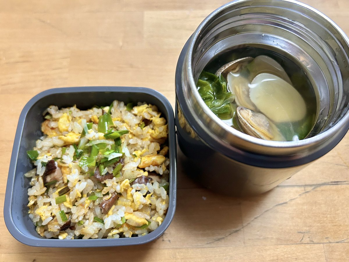 何日かサボってましたが、今日は春キャベツと浅利のスープ、椎茸ゴロゴロ炒飯弁当で行って来まーす(´ω`)
キノコは見るのも食べるのも作るのも好きよ🍄  #突撃となりの狛ごはん #弁当 #lunch #cooking #ryouri #gohan