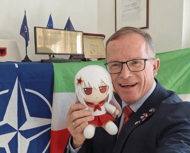 红、东 tweet media