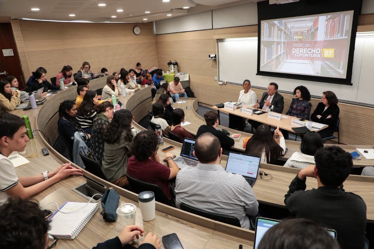 JEP_Colombia's tweet photo. ¿Y si la sentencia no fuera el final, sino el principio? 

En la @Uniandes conversamos sobre el corazón de nuestra justicia: una que no busca solo cerrar expedientes, sino abrir caminos para sanar al país. La sentencia restaurativa es, ante todo, un punto de partida. 

Va 🧵 https://t.co/OwL7GjqAaR