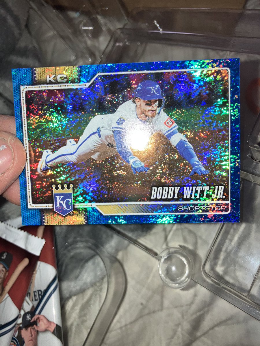 easter_nor's tweet photo. My buddy just pulled this beaut! Can't find any comps. Anyone got an idea what this is going for? @CardPurchaser https://t.co/igxF8SQV7K