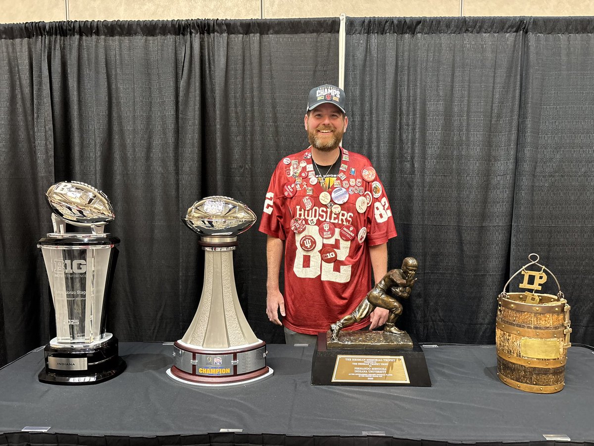 Zane_Clodfelter's tweet image. Witnessed the #Hoosiers hoisting all of them ❤️ ⚪️🔴🌹🍑🌴 National Champions, forever. 16-0.