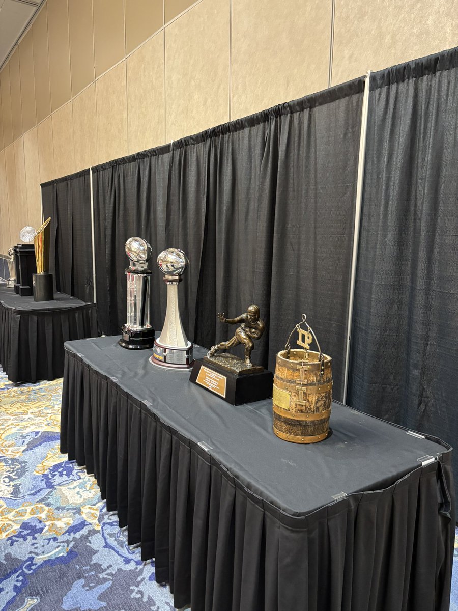 Zane_Clodfelter's tweet image. Witnessed the #Hoosiers hoisting all of them ❤️ ⚪️🔴🌹🍑🌴 National Champions, forever. 16-0.