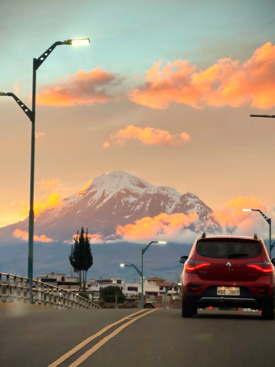 RiobambaBot's tweet photo. ★ Un atardecer mágico pinta el cielo de Riobamba. 🗻❤ 🇪🇨 📸: Fotografía de  Krear https://t.co/F3Jsw5V2je