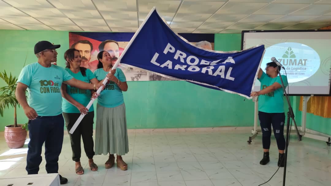 Azumat_Azcuba's tweet photo. En el dia de hoy se reciben las Banderas de Vanguardia Nacional y Proeza Laboral en la Sucursal Santiago. Este mérito reafirma el compromiso de Azumat con la excelencia logística y con los valores que impulsan nuestro desarrollo.

#AzumatVaPorMás #Azucareros #15AñosAzumat https://t.co/7u2FXmNKOT