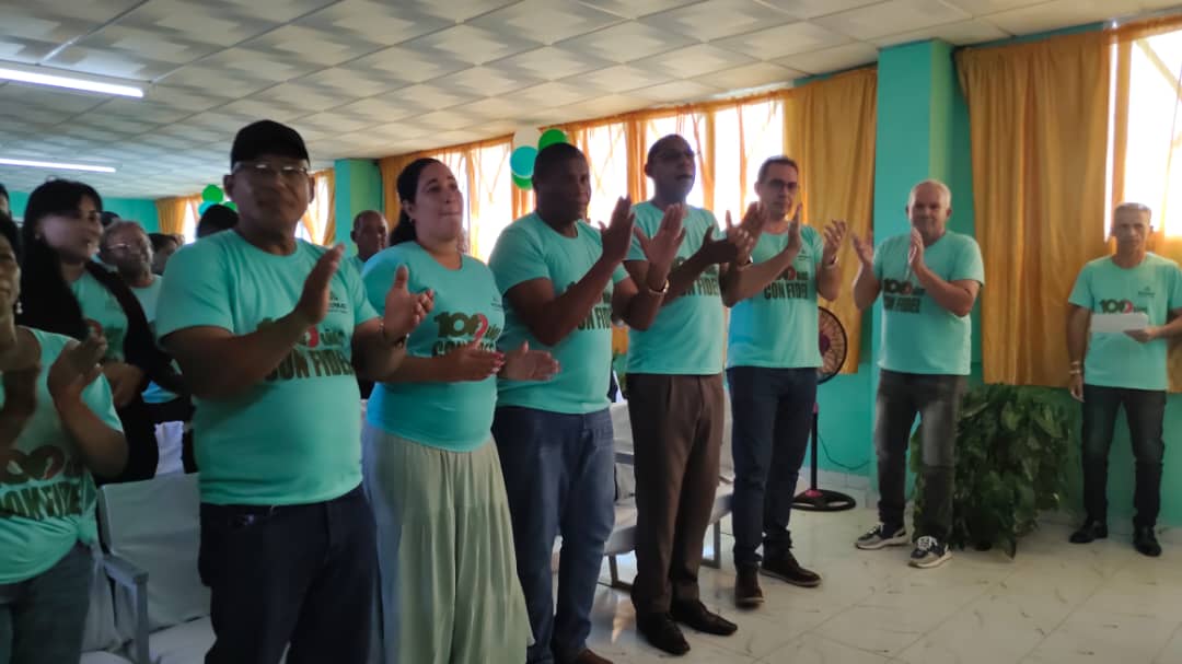 En el dia de hoy se reciben las Banderas de Vanguardia Nacional y Proeza Laboral en la Sucursal Santiago. Este mérito reafirma el compromiso de Azumat con la excelencia logística y con los valores que impulsan nuestro desarrollo.

#AzumatVaPorMás #Azucareros #15AñosAzumat