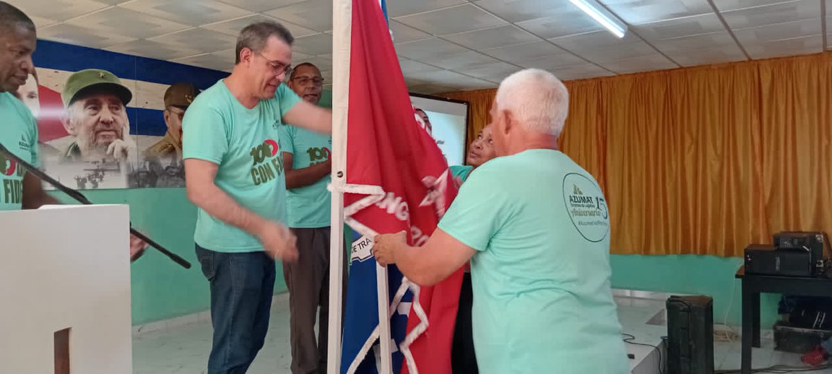 Azumat_Azcuba's tweet photo. En el dia de hoy se reciben las Banderas de Vanguardia Nacional y Proeza Laboral en la Sucursal Santiago. Este mérito reafirma el compromiso de Azumat con la excelencia logística y con los valores que impulsan nuestro desarrollo.

#AzumatVaPorMás #Azucareros #15AñosAzumat https://t.co/7u2FXmNKOT