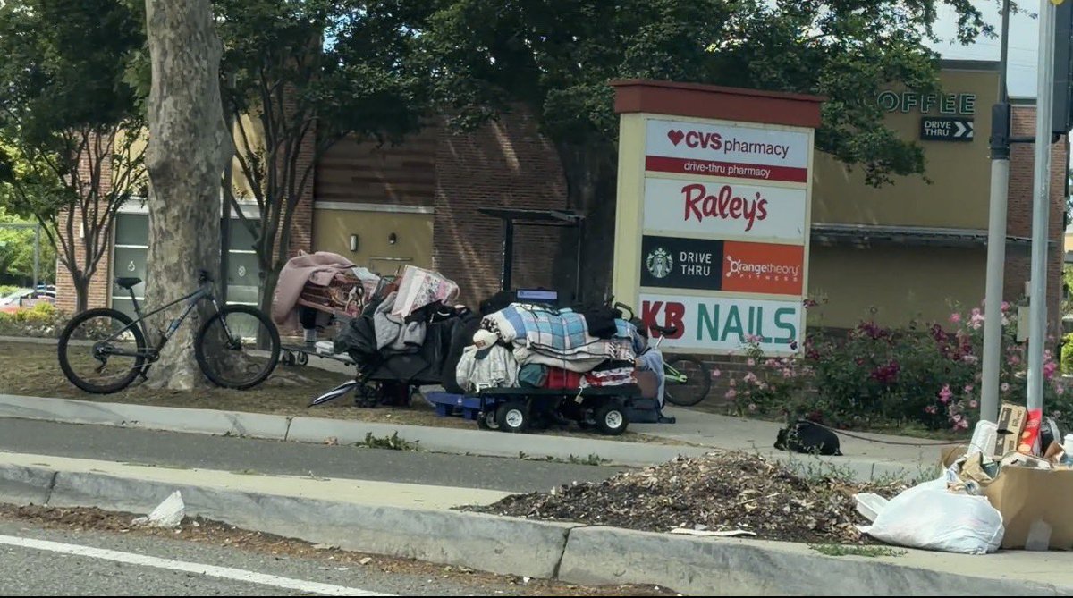 SacWalkSafe's tweet image. Day 26/100 #ThisIsNotNormal wheelchair full of stuff blocking ADA crosswalk    And other sidewalk blocked by more stuff and people who use drugs regularly.  #Sacramento @ElectEricGuerra this is your district @pluckebaum @CM_LisaKaplan @MayorMcCarty this is your concern too.
