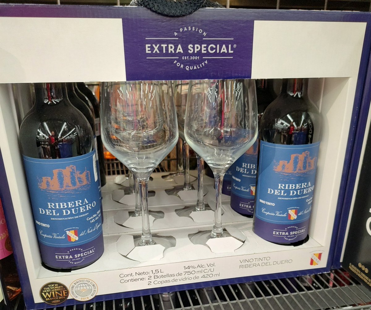 Rousrd's tweet photo. Me acaba de pasar una desgracia. Dudé en comprar este paquete de vino, al final me lo llevé. Saliendo del super se me cayó y se rompió una botella. https://t.co/6QcBbagThv
