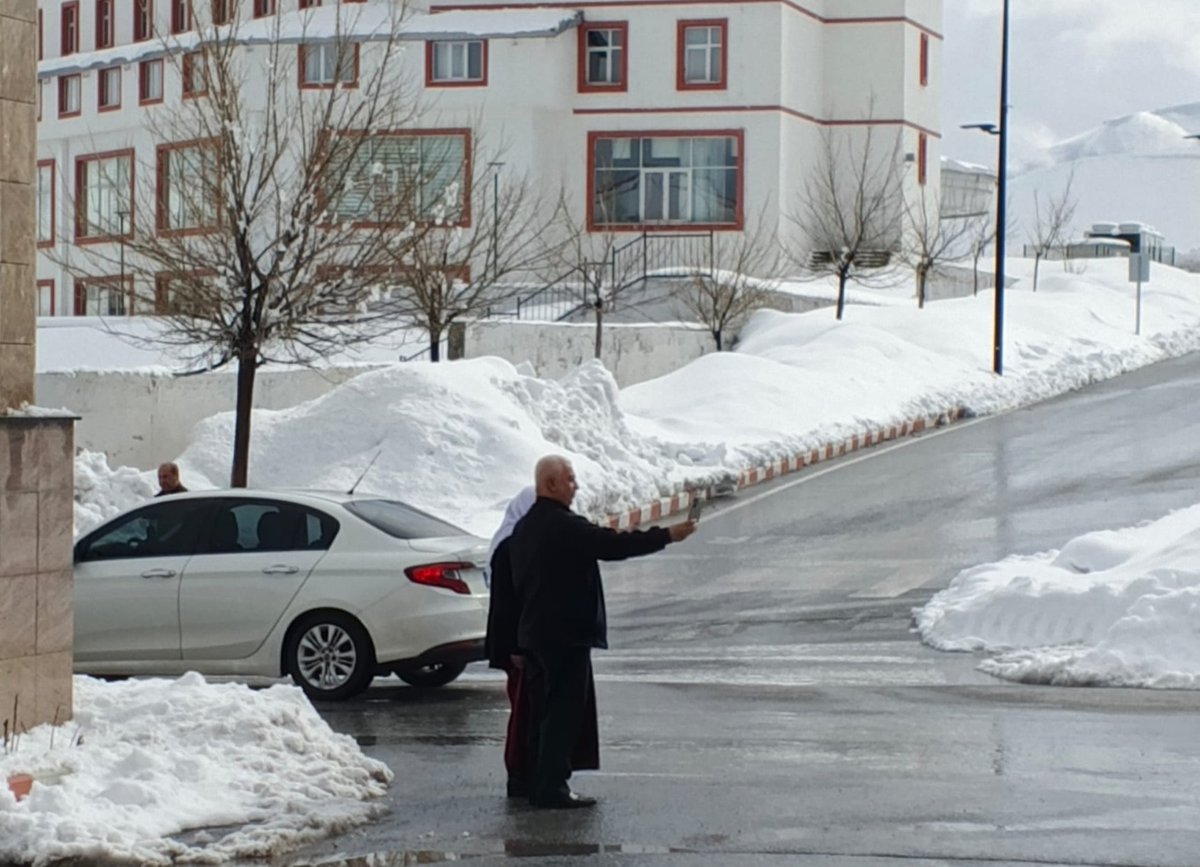 FatmaYeter17's tweet photo. İnsan birisiyle yaşlanmalı, birisi yüzünden değil... https://t.co/JBZZ54RF5n