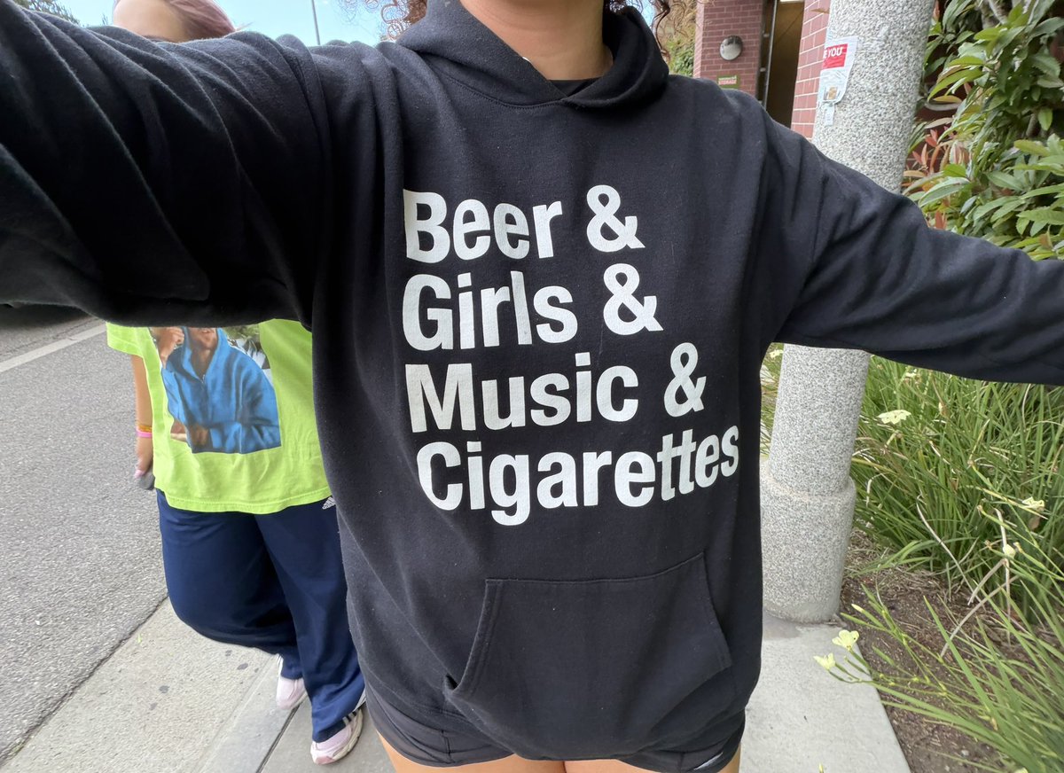 prayingggg's tweet image. Already got 2 compliments on my hoodie at the grove #Lit