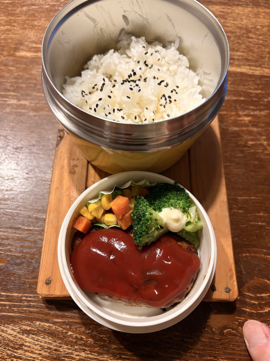 今週は雨が多め☔GWまでには降り終わって？欲しいですね。キャンプもなにもできんやん⤵️
633日目 ハンバーグ弁当
#お弁当 #親父の弁当