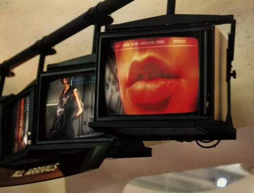OldInternetFeel's tweet photo. Vogue Italia, November 2001 https://t.co/7l3HongUZq