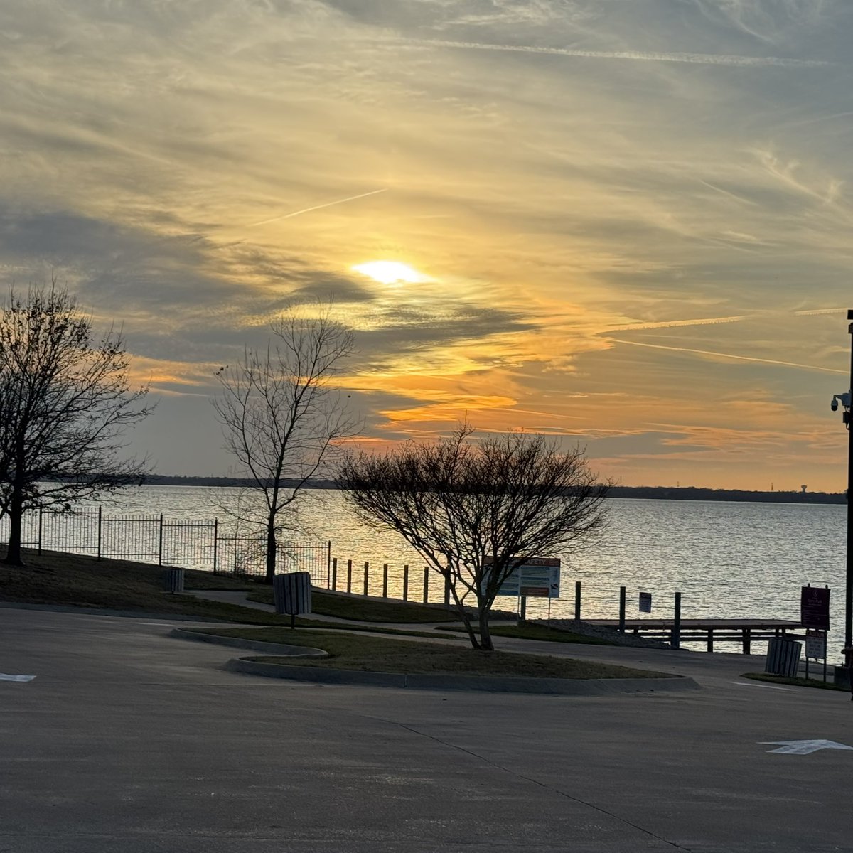 CrocodeliousJAB's tweet image. My Safe Spot
01-05-2026 / 4:34 pm — 6:04 pm

#dallas #sunset #lake #photography