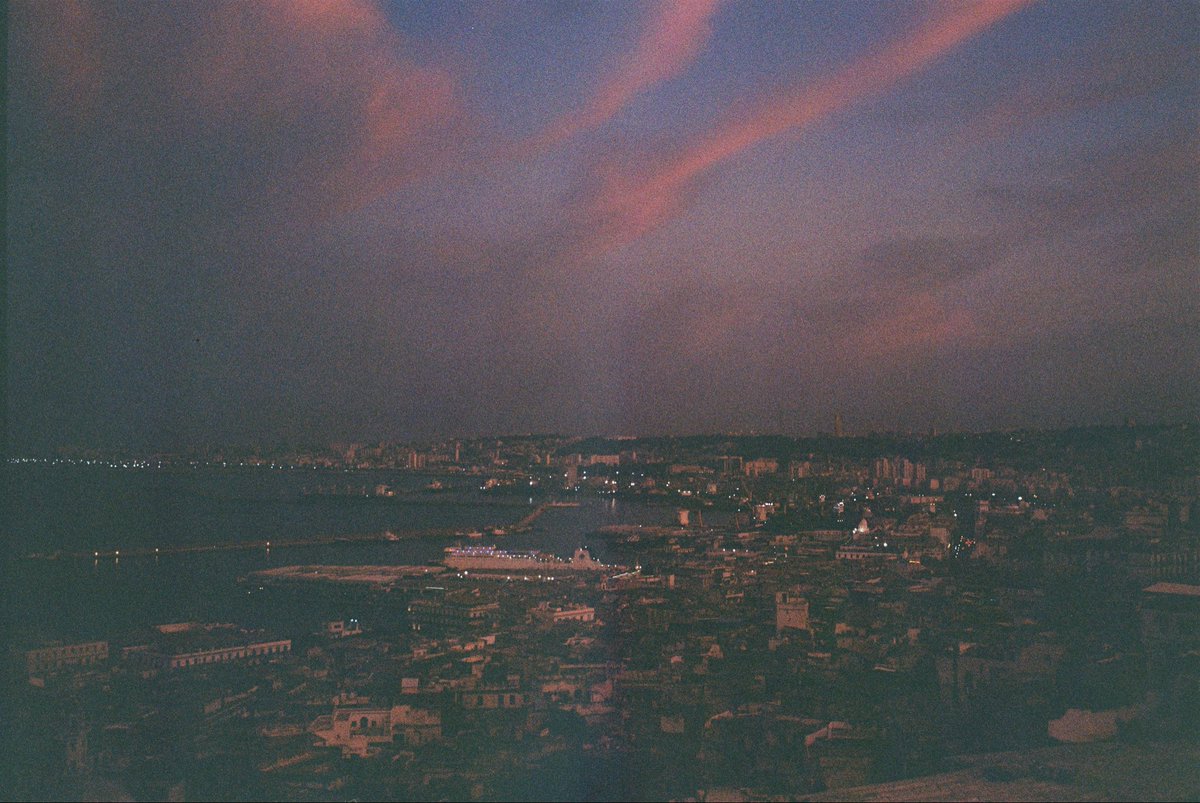 irthm_'s tweet image. Coucher de soleil sur la baie d’Alger en Argentique 

#35mm #analogue #Argentique #Algiers #Alger