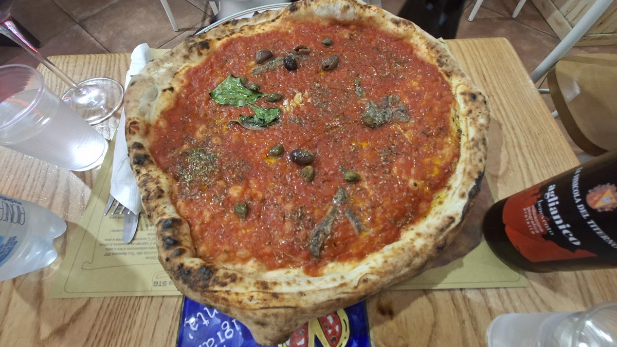 watarujin1110's tweet image. Pizzeria Vesi Napoli@Duomo
真のナポリ協会のピッツェリア。ギネスに乗ったこともある。頂いたのはクワトロフォルマッジ。Aglianicoにとても合う！嫁の食べたナポリはトマトソース。アンチョビが👍それにしてもこだちのピッツアはデカ！でもあっという間に全部食べられた。
#イタリア
#ナポリ
#pizza