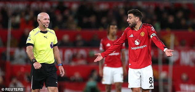 Davecentrum's tweet photo. I don’t talk about the referee… if I talk about the referee, I will get in a BIG TROUBLE.
The rules are different for everyone, applied differently for everyone.
The difference in the yellow cards, you can also see it. It's better that I don't say anything.
#MUNLED #mufc #epl #premierleauge #football #mondaynight #skysport